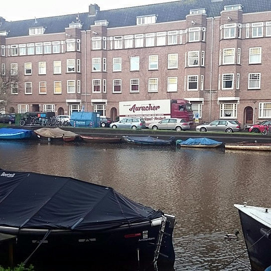 Oswald Auracher Möbelspedition mit Lkw bei einem Umzug an der Gracht in Amsterdam