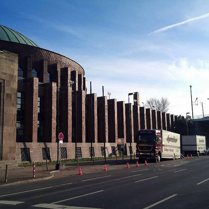 Oswald Auracher Möbelspedition mit zwei Fahrzeugen bei einem städtischen Umzug in Düsseldorf