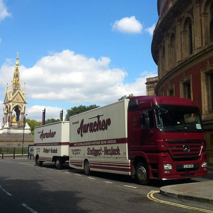 Auracher Umzugsfahrzeuge beim Einsatz in London vor der Royal Albert Hall
