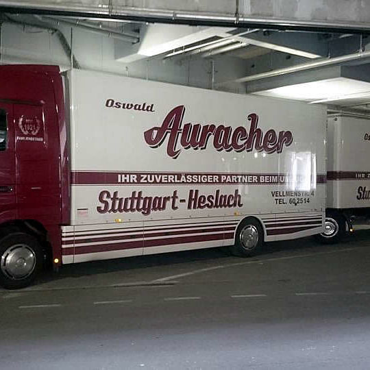 Zwei Umzugsfahrzeuge der Oswald Auracher Möbelspedition in einer Tiefgarage bei einem Ladeeinsatz