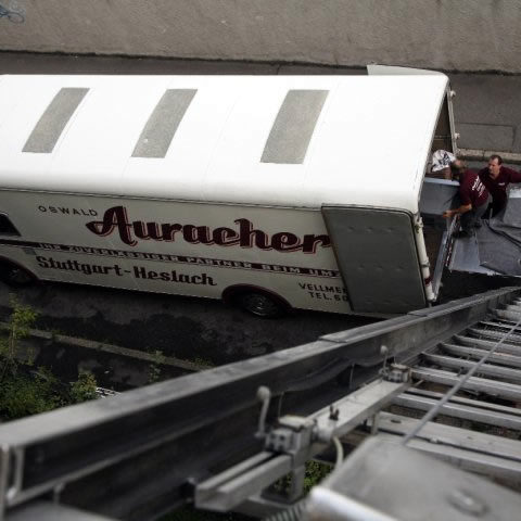Historischer Möbelwagen der Firma Auracher mit Außenaufzug im Einsatz in einer Wohnstraße in Stuttgart