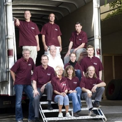 Gruppenfoto des Umzugsteams der Oswald Auracher Möbelspedition